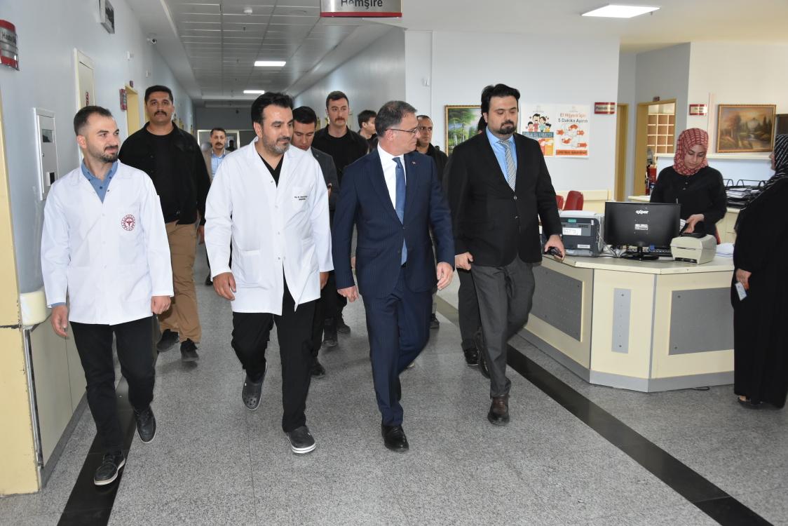 Van Valisi Balcı kaza geçiren askerleri ziyaret etti