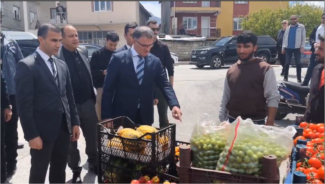 Van Valisi Balcı’dan semt pazarına ziyaret