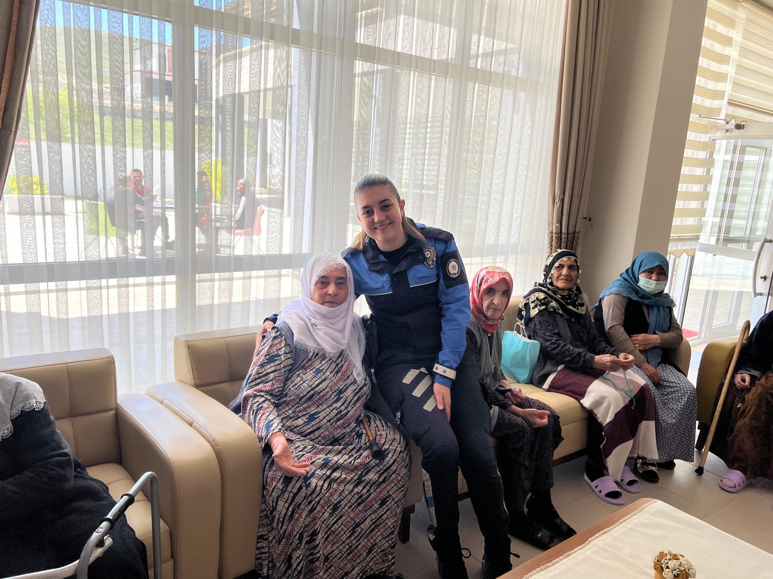 Van polisinden örnek Anneler Günü programı