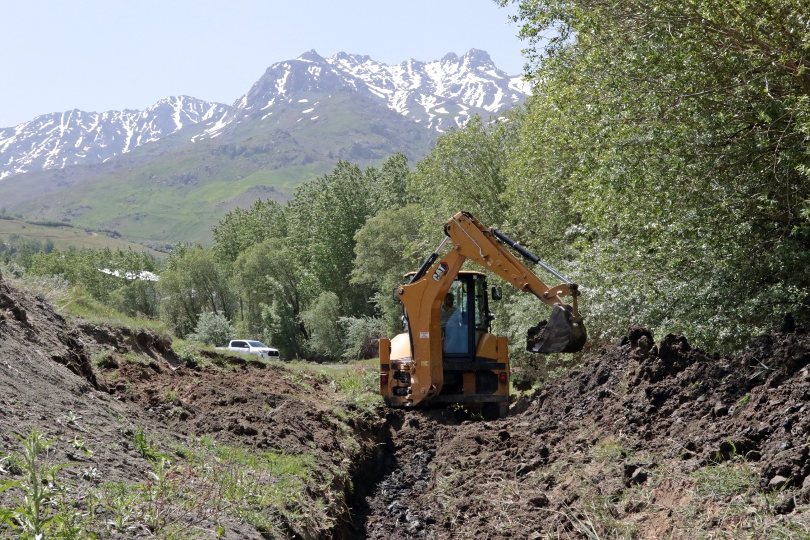 Van’da 70 yıldır küreklerle açılan toprak kanal iş makinesi ile temizlendi