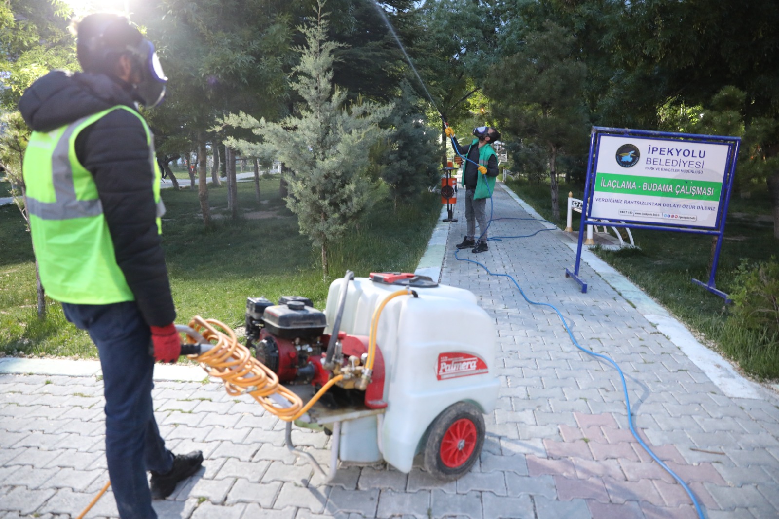 Van’da ağaçlar zararlı böceklere karşı ilaçlanıyor
