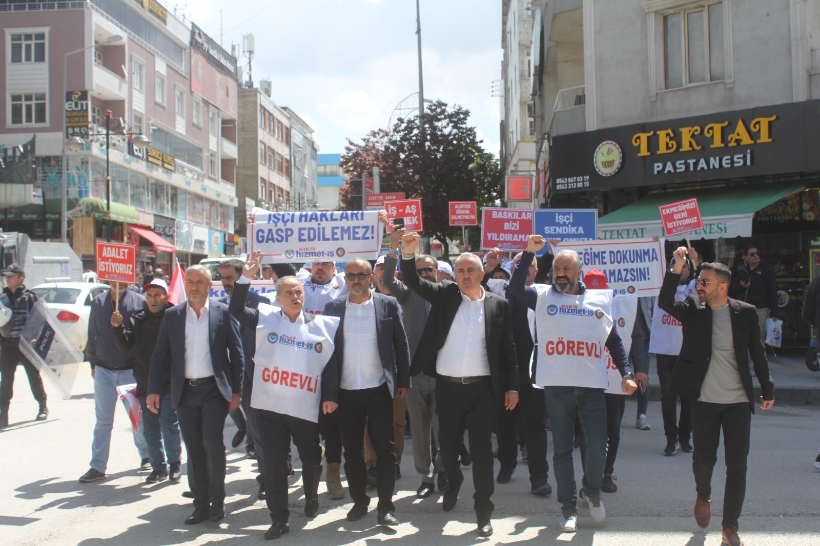 Van’da belediyelerden çıkarılan işçilerin protestosu sürüyor