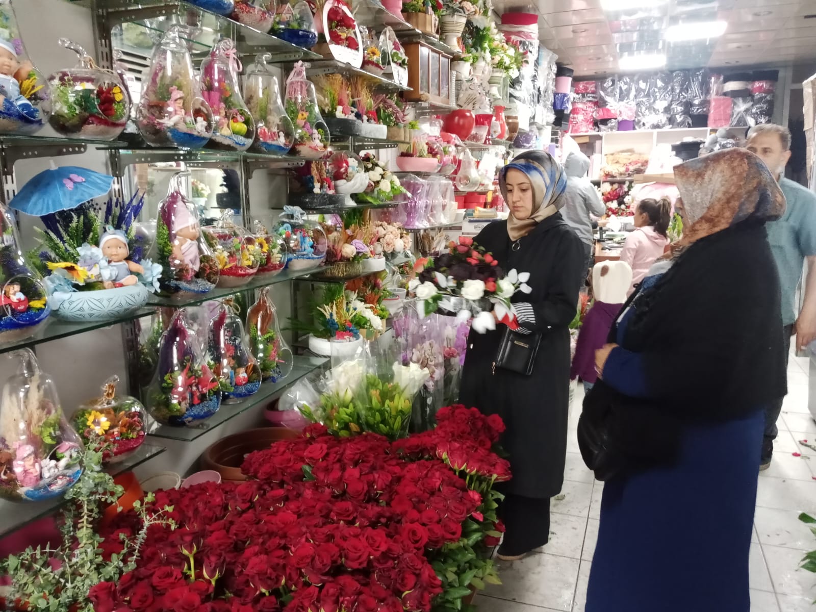 Van’da hediyelik eşya ve çiçekçilerde Anneler Günü yoğunluğu yaşanıyor
