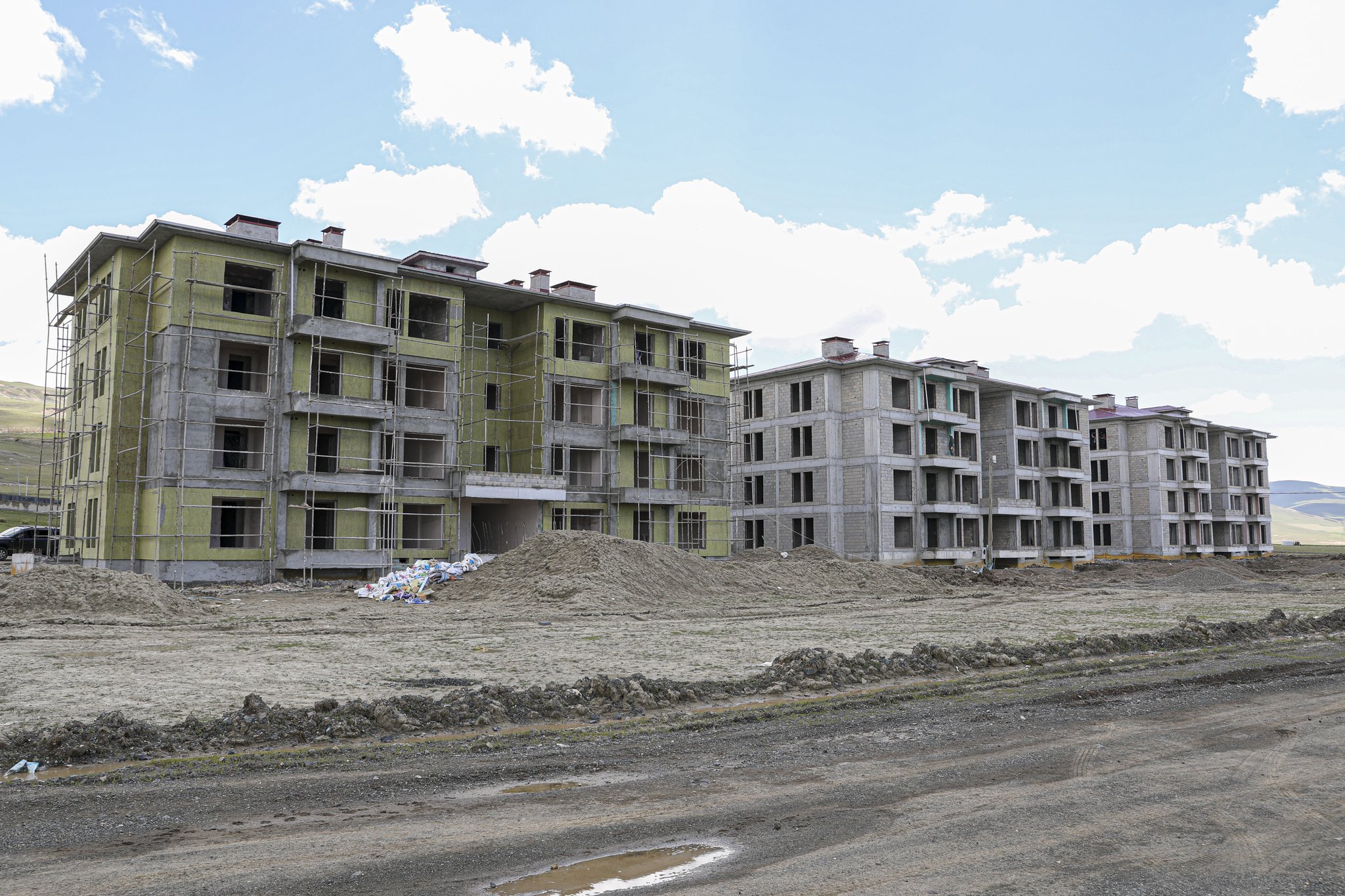 Van’da ihtiyaç sahibi kadınlar için konut yapılıyor  