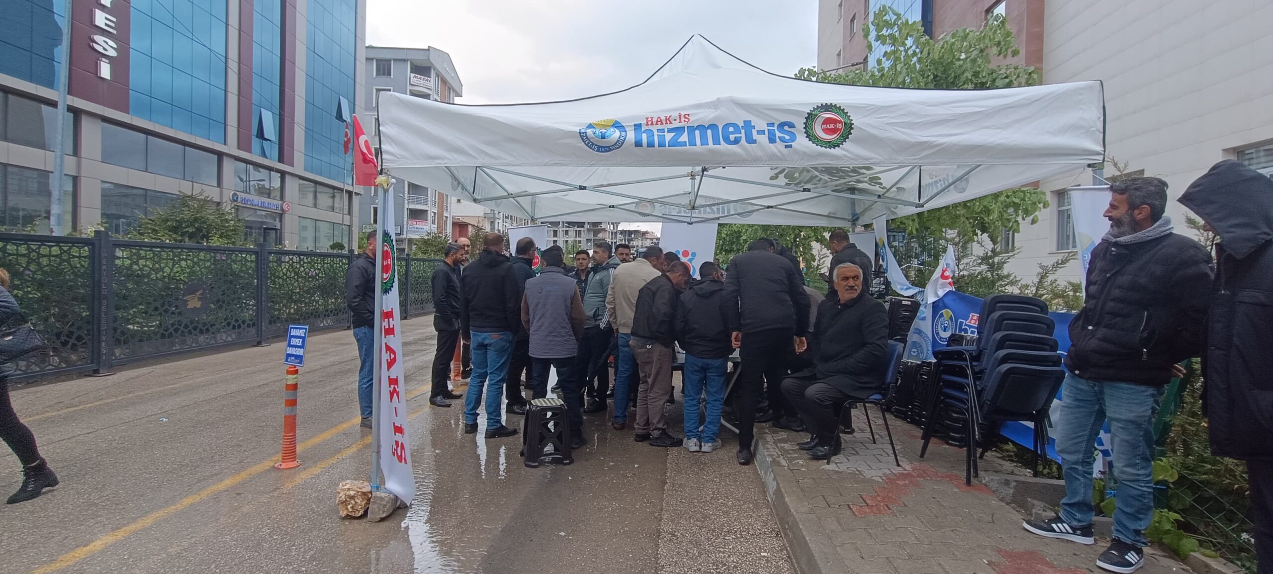 Van’da işten çıkarılan işçiler süresiz eylem başlattı