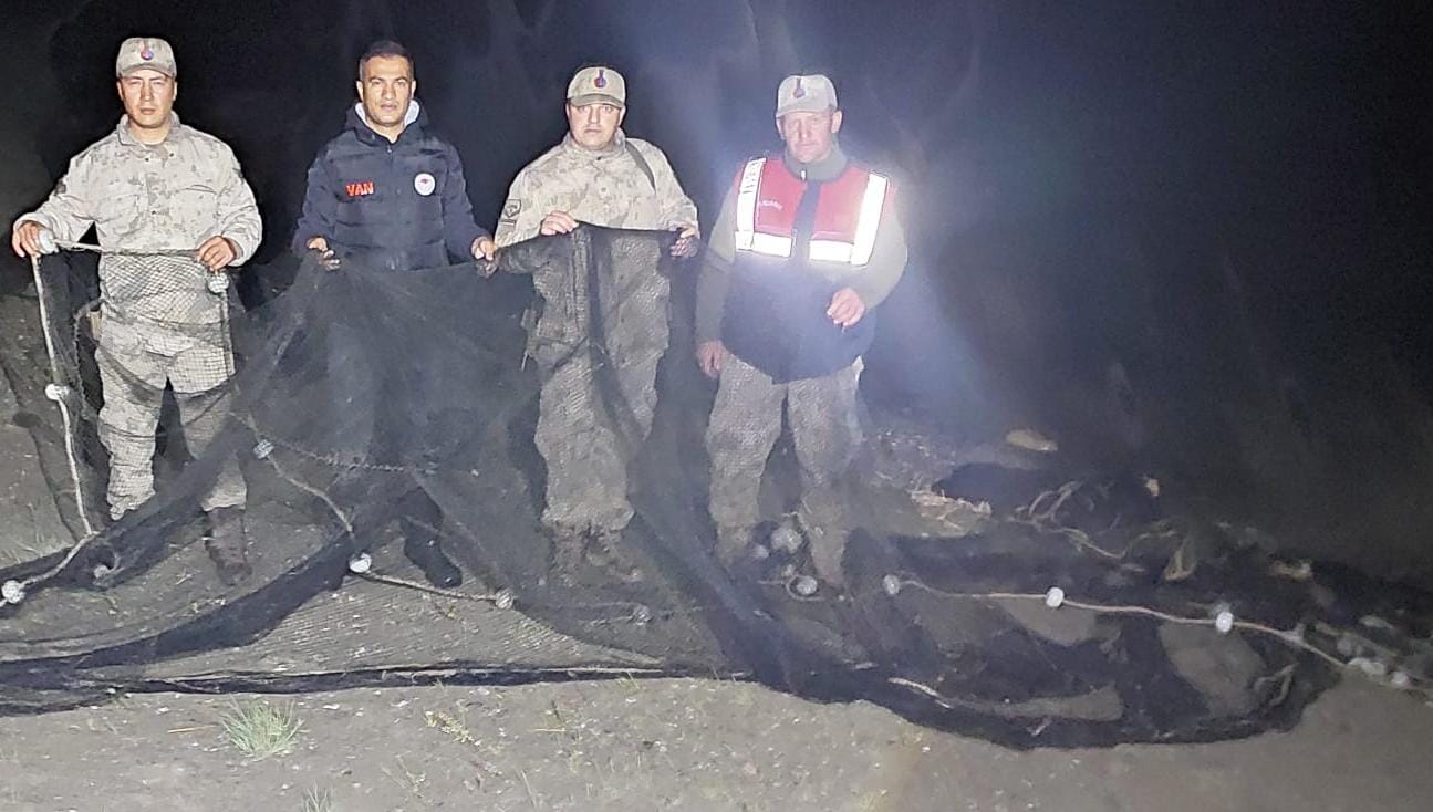 Van’da kaçak avlanmış 14 bin 500 kilo inci kefali (Van Balığı) ele geçirildi