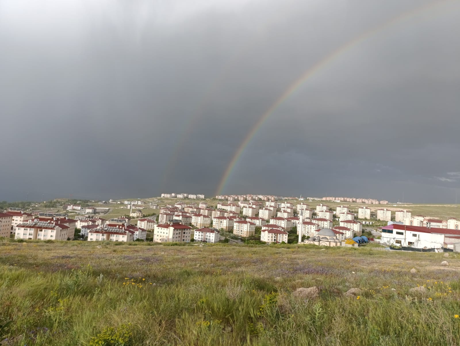 Van’da oluşan gökkuşağı görenleri kendine hayran bıraktı