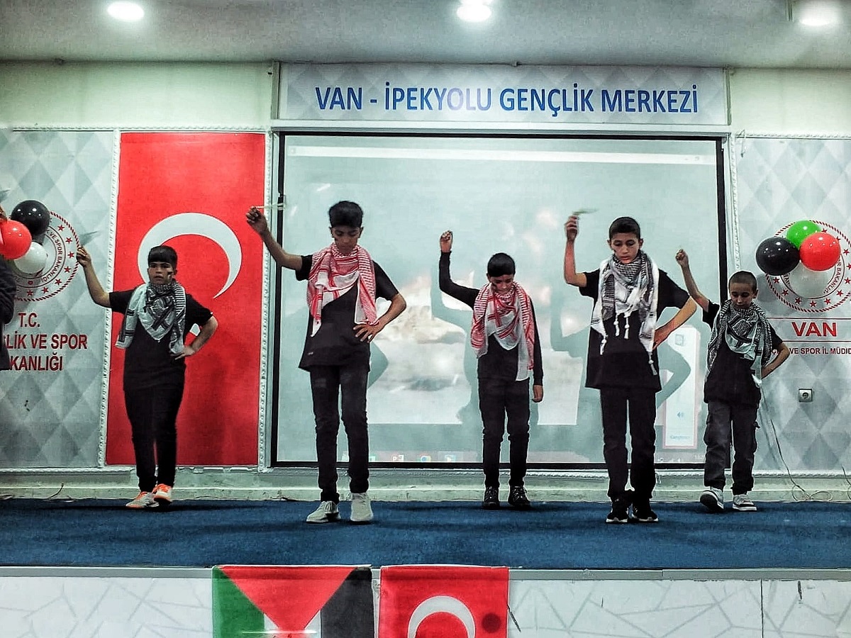 Van’da ortaokul öğrencileri Filistin’de yaşananlara dikkat çekti