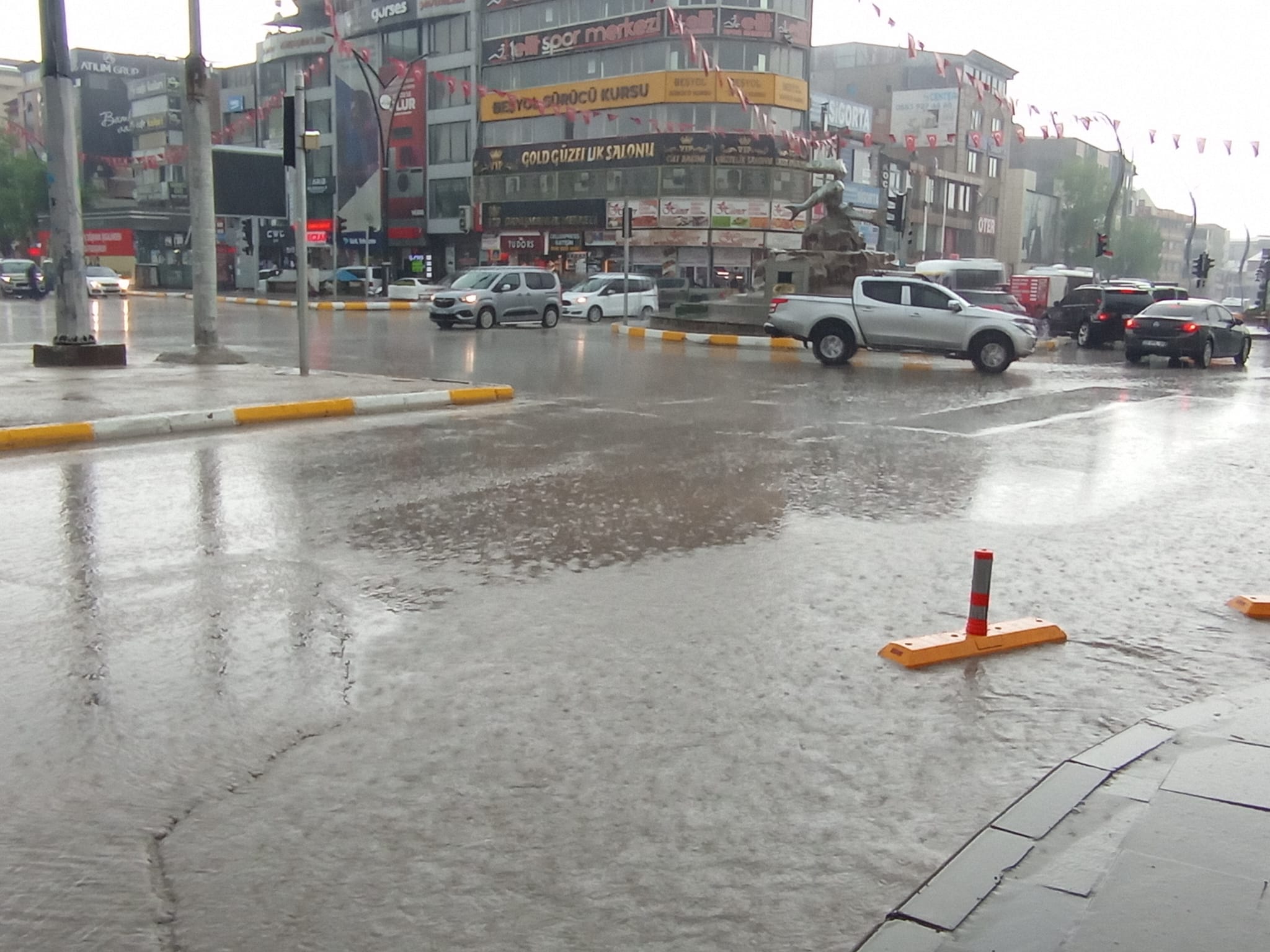 Van’da sağanak yağış hayatı olumsuz etkiledi!