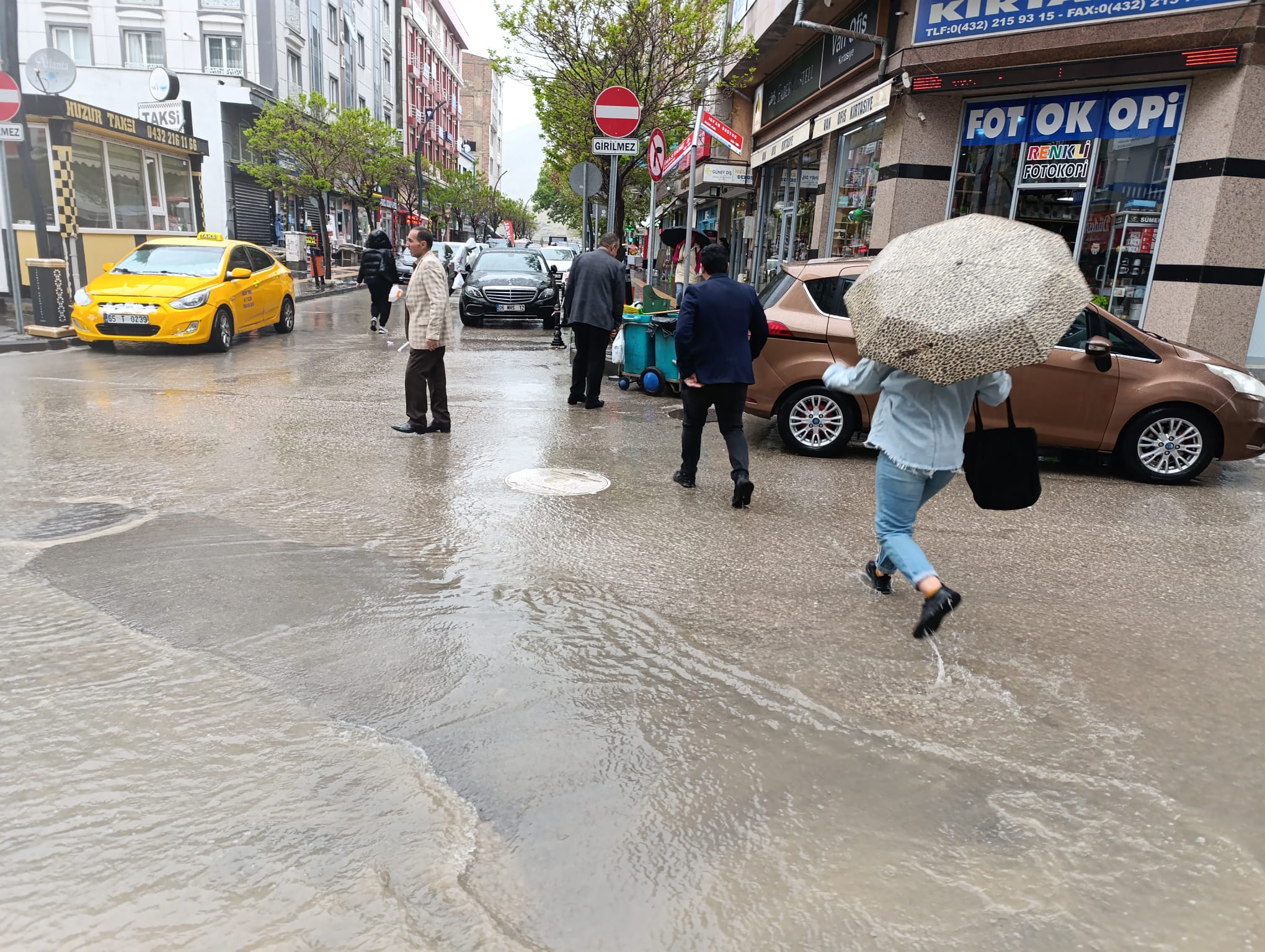 Van’da sağanak yağış ve dolu hayatı olumsuz etkiledi!
