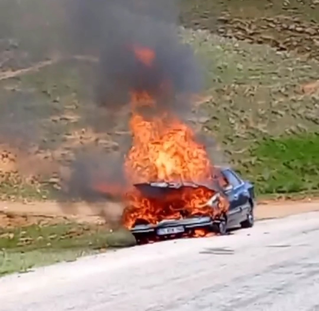 Van’da seyir halindeki otomobil cayır cayır yandı