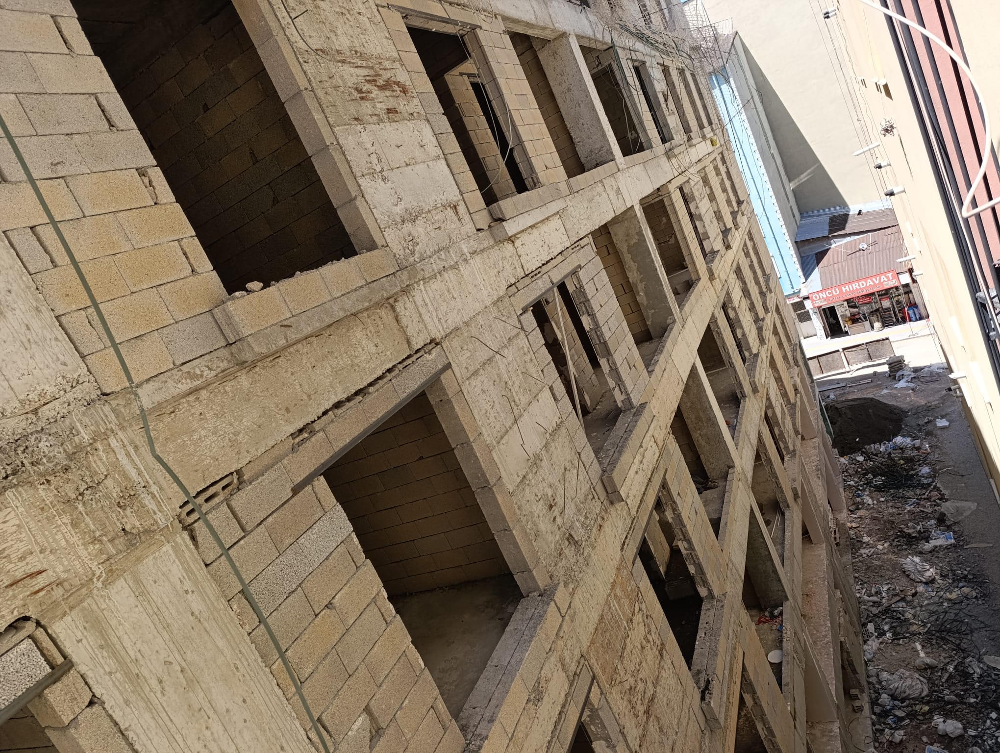 Van’da yapılan inşaatta tedbirsizlik diz boyu!