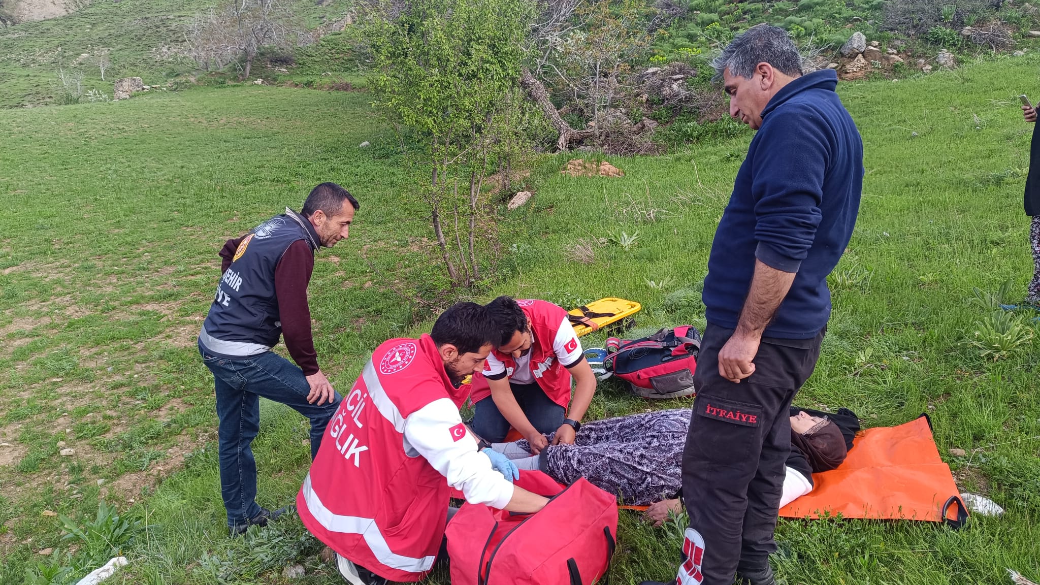 Van’da yaylada mahsur kalan kadını itfaiye kurtardı