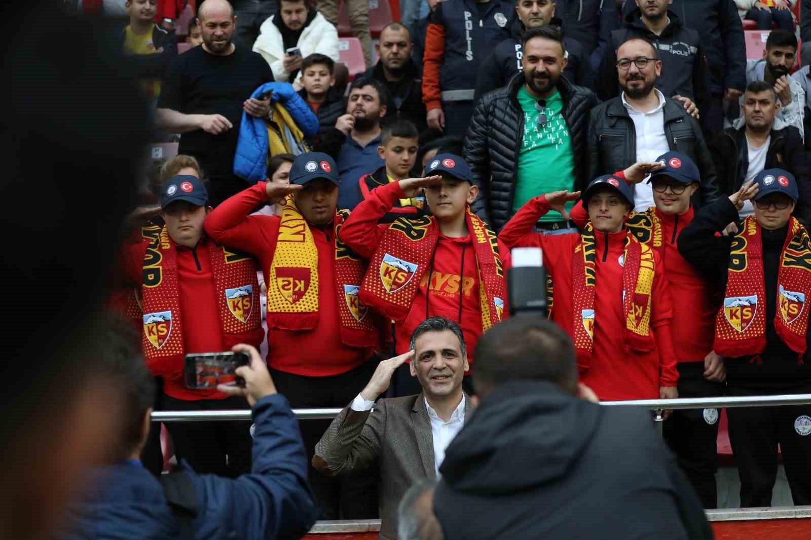 Van’dan Kayseri’ye giden Emniyet Müdürü özel sporcularla ilgilendi