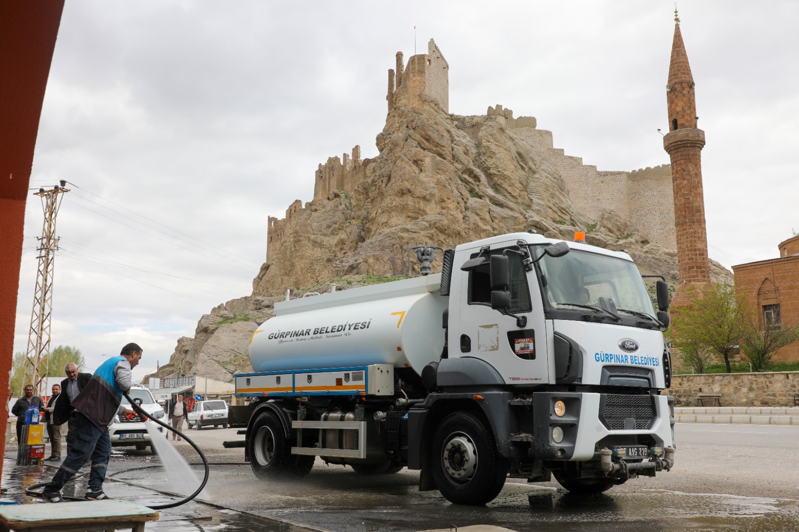 Van’ın Gürpınar ilçesinde temizlik çalışmaları sürüyor