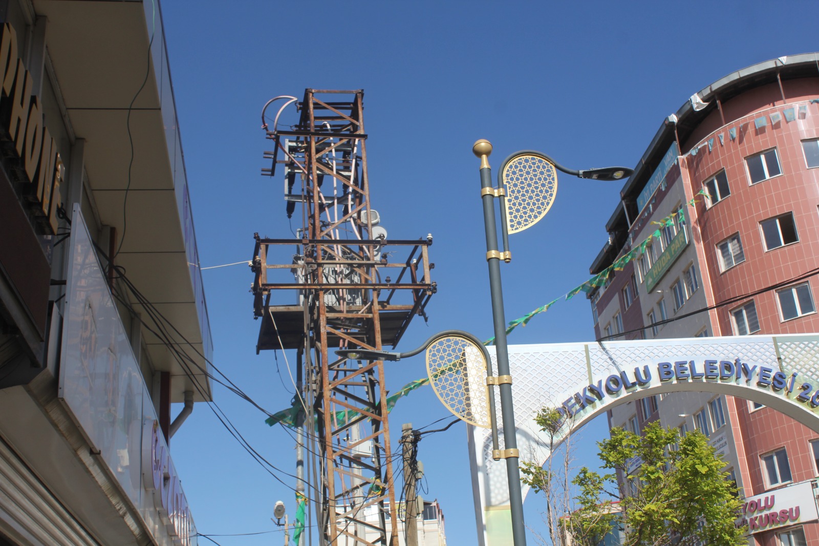 Van’ın göbeğindeki elektrik direkleri görüntü kirliliğine neden oluyor