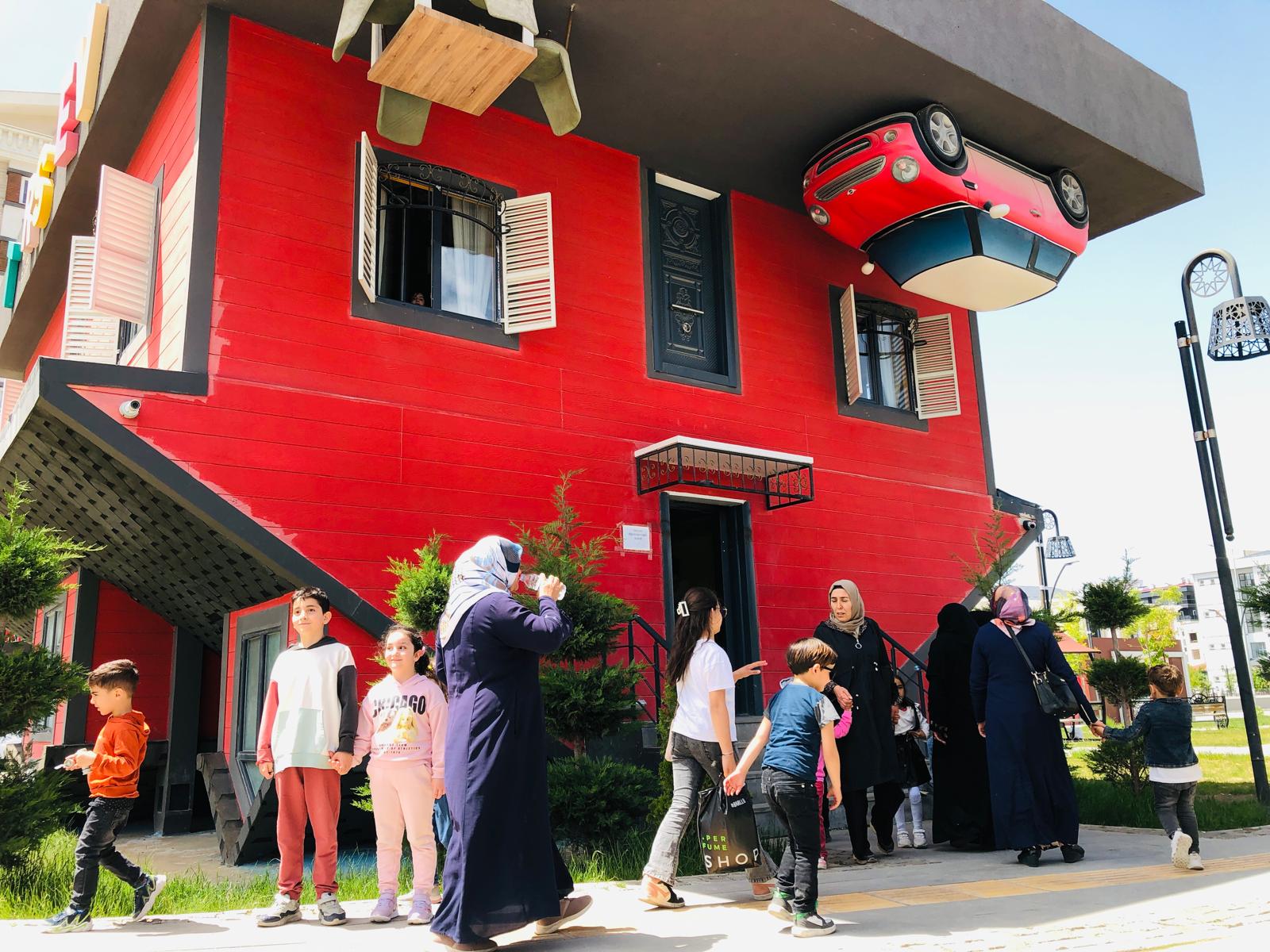 Vanlı anneler “Ters Evi” ücretsiz ziyaret etti
