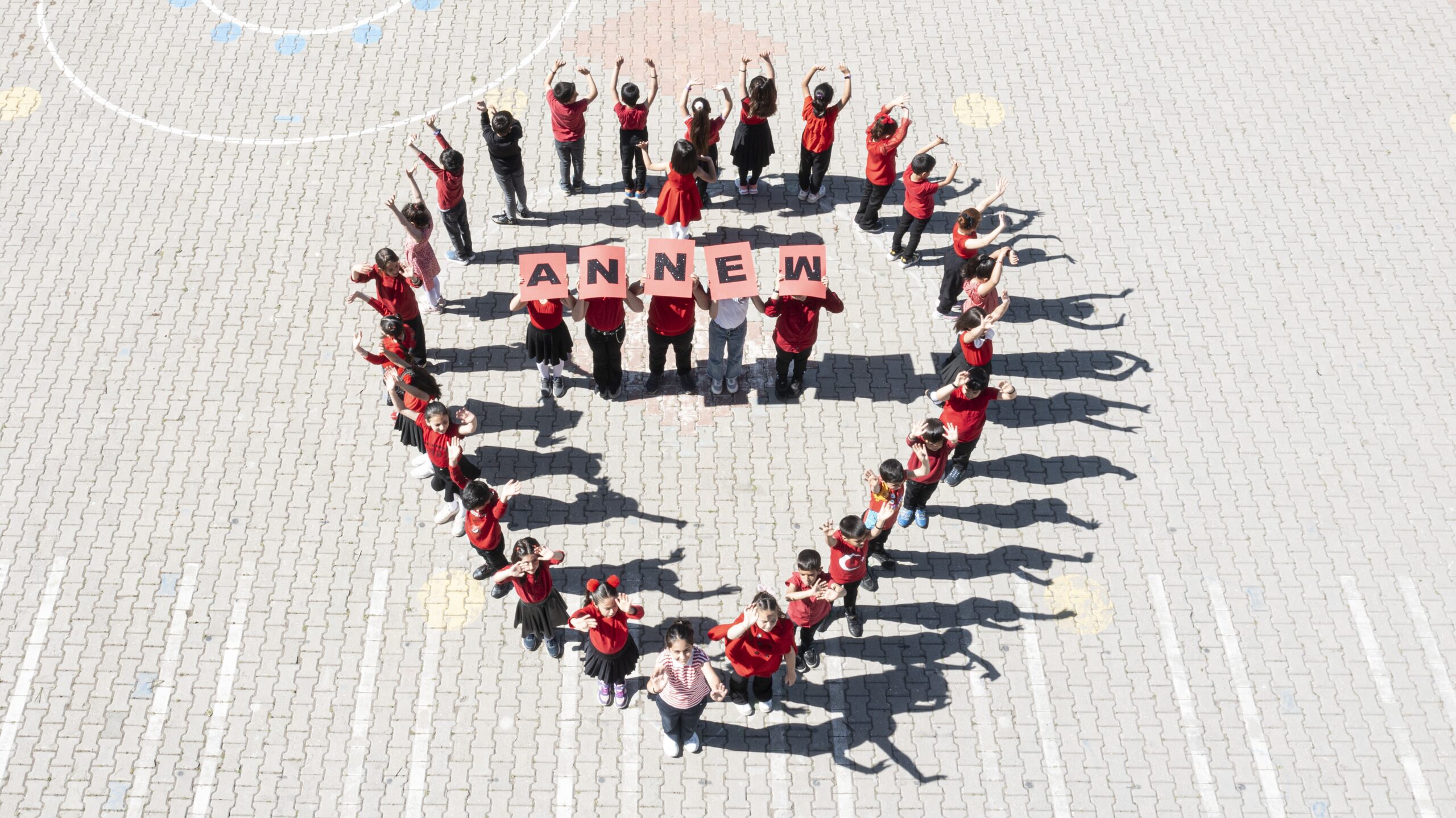 Vanlı öğrenciler kalp koreograsi yaptı