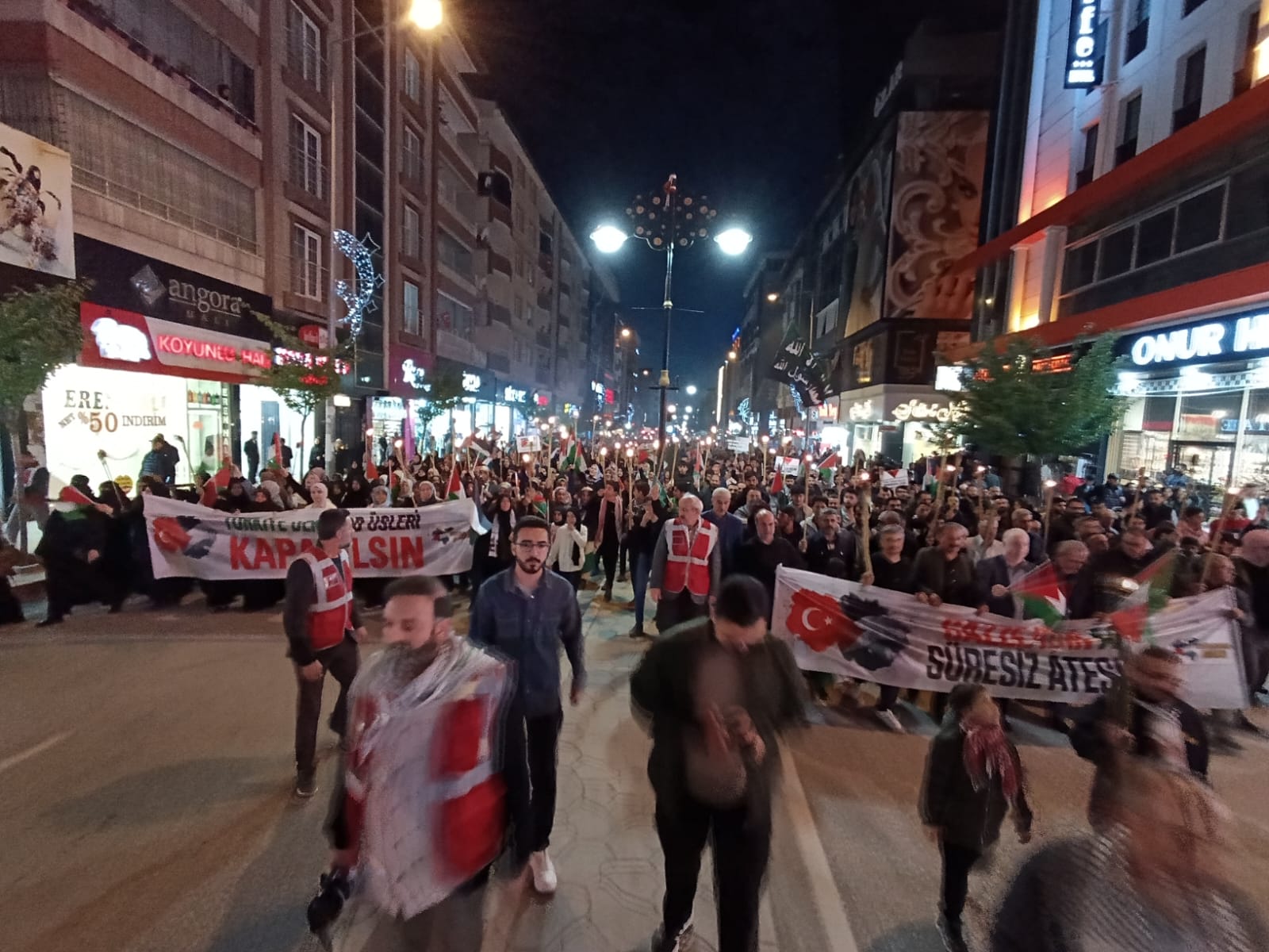 Vanlılar  Gazze  için meşaleler ile yürüdü! 