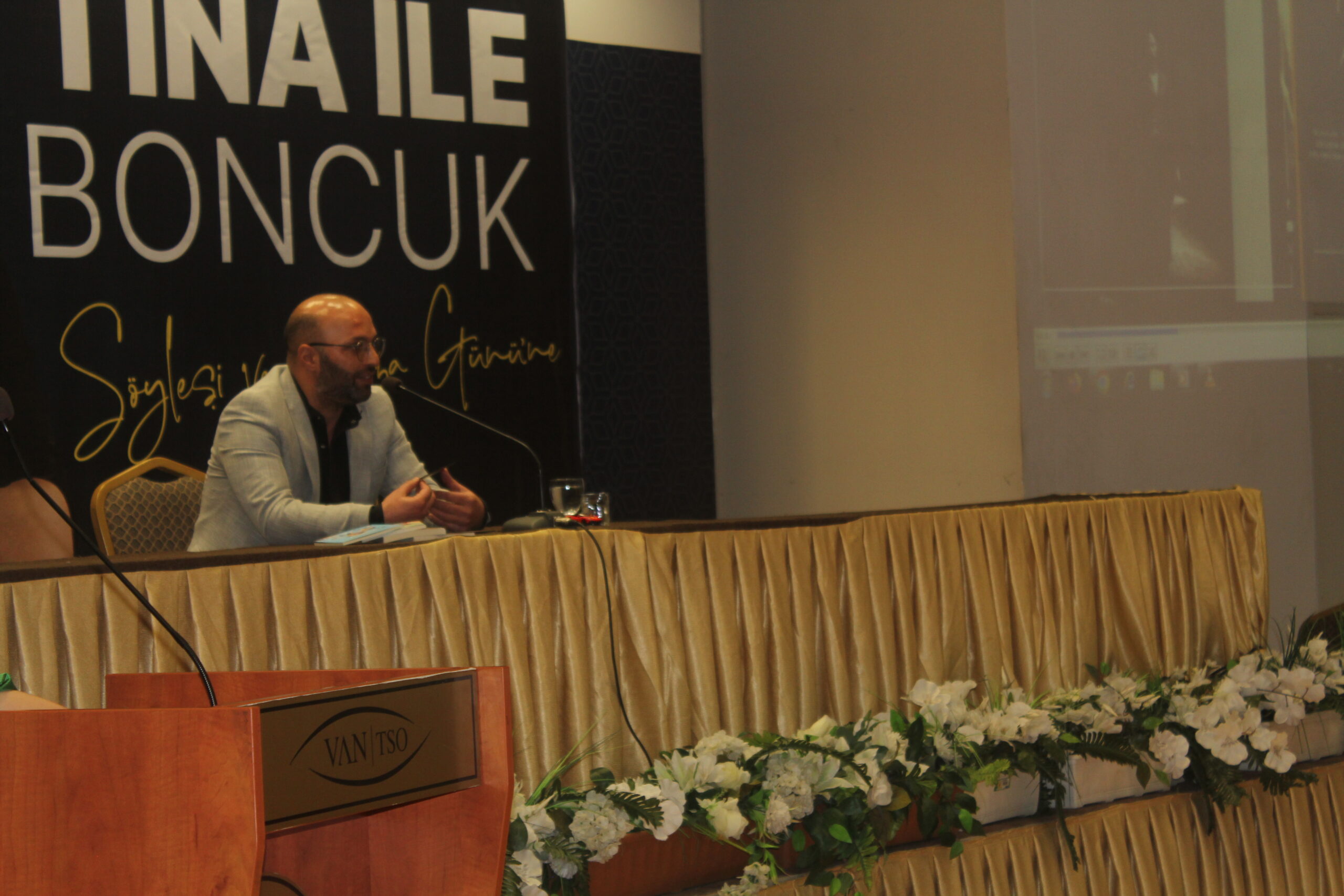 Vanlı Yazar Albert Yetkin minik okurlarıyla buluştu