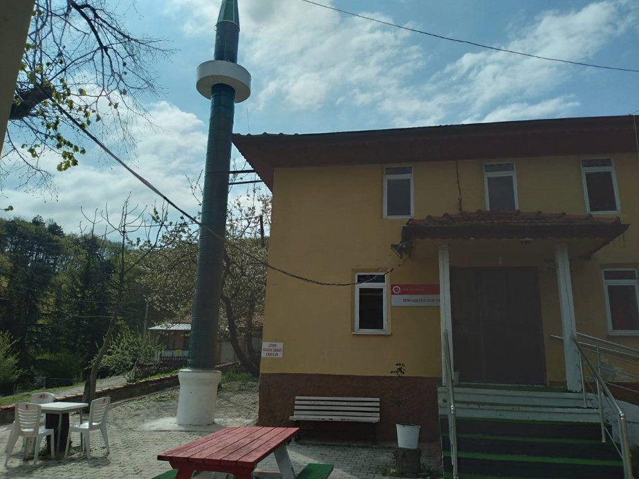 Minaresi varilden olan camii şaşırttı