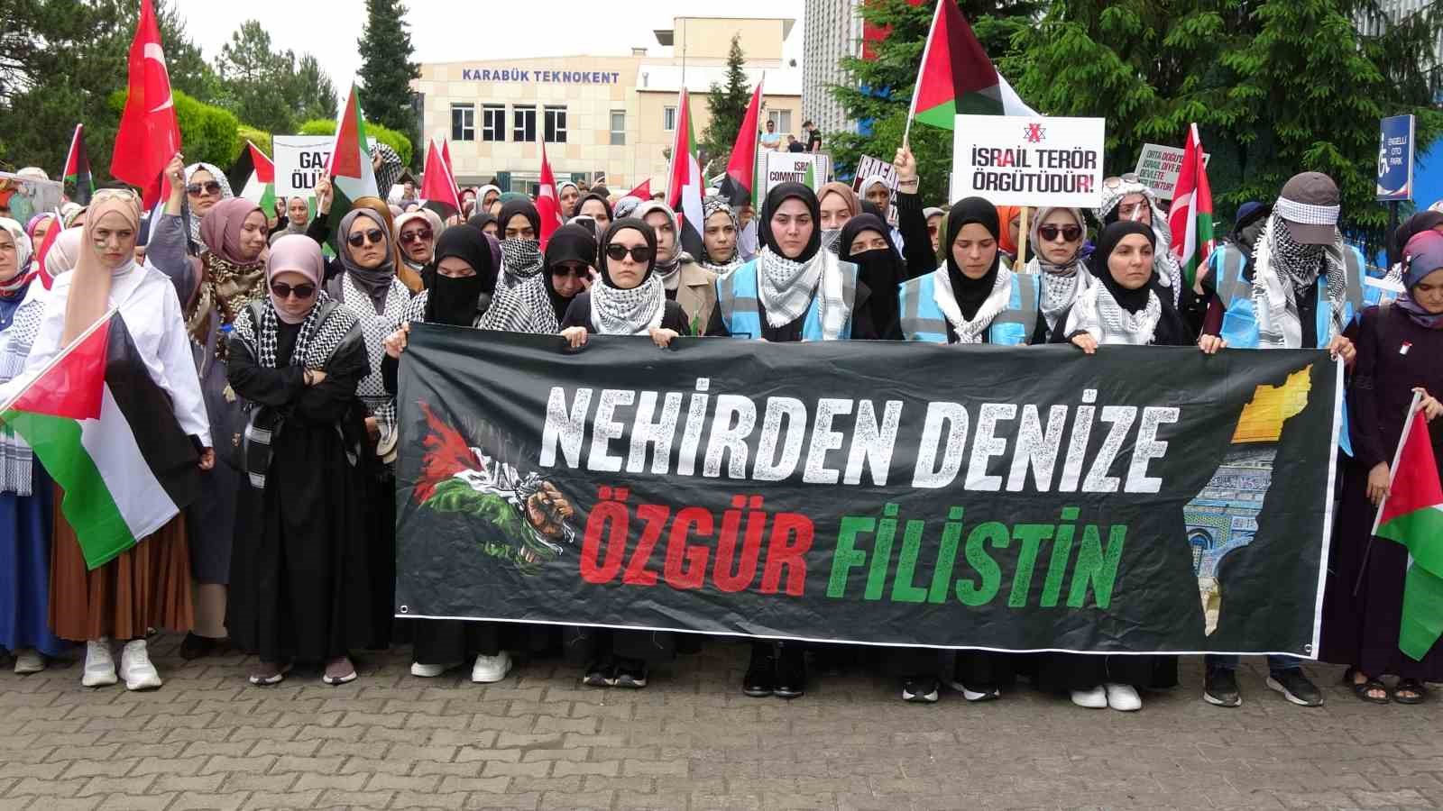 İsrail, çocuk ayakkabıları ve kefenlere sarılmış bebeklerle protesto edildi