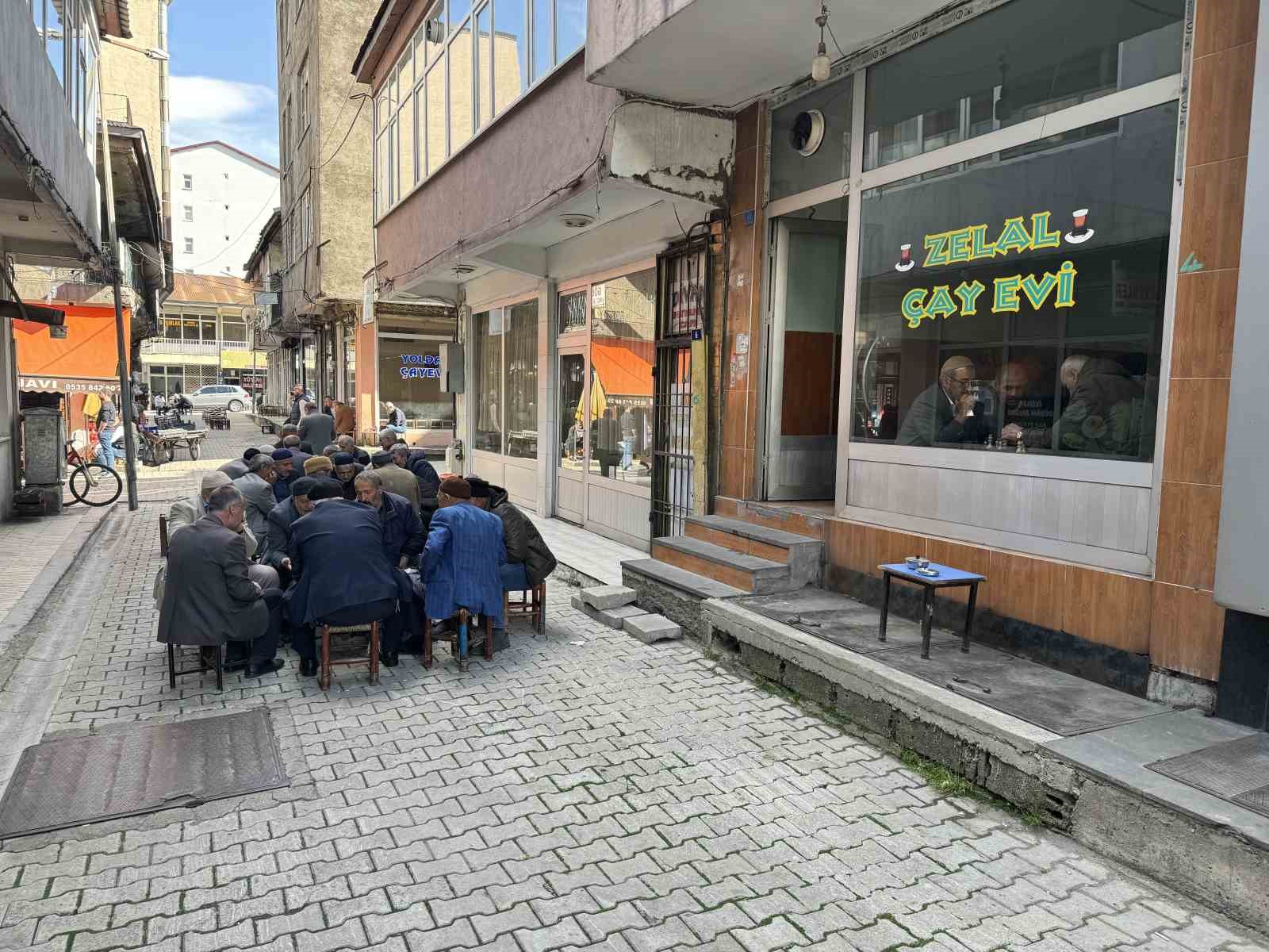 Bitliste bulunan bir  kahvehanede satranç geleneği yaşatılıyor