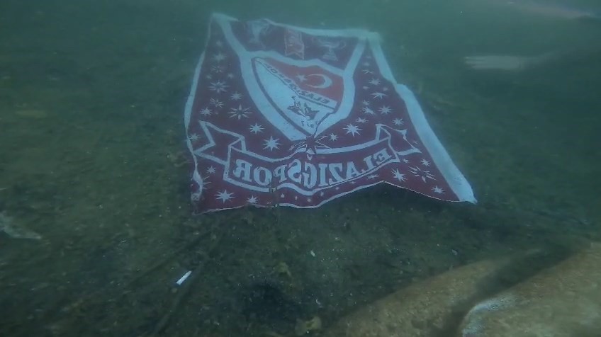 Dalgıçlardan su altında şampiyonluk kutlaması