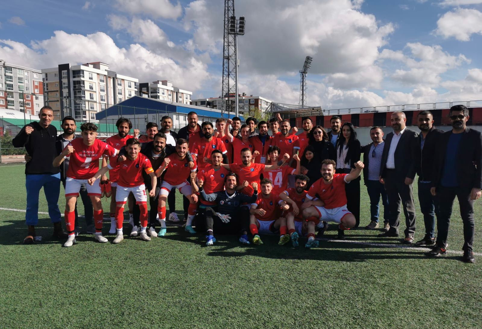 İPEKYOLU BELEDİYESİ SPOR KULÜBÜ ŞAMPİYONLUK KUPASINI KALDIRDI