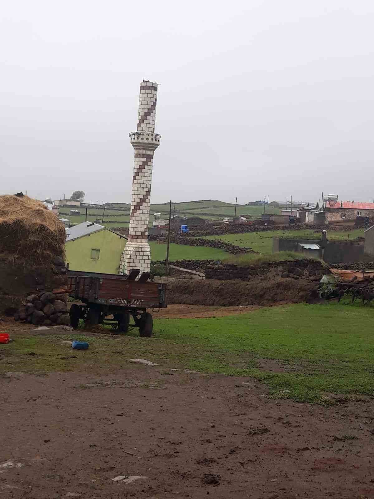 Düşen yıldırım cami minaresini yıktı
