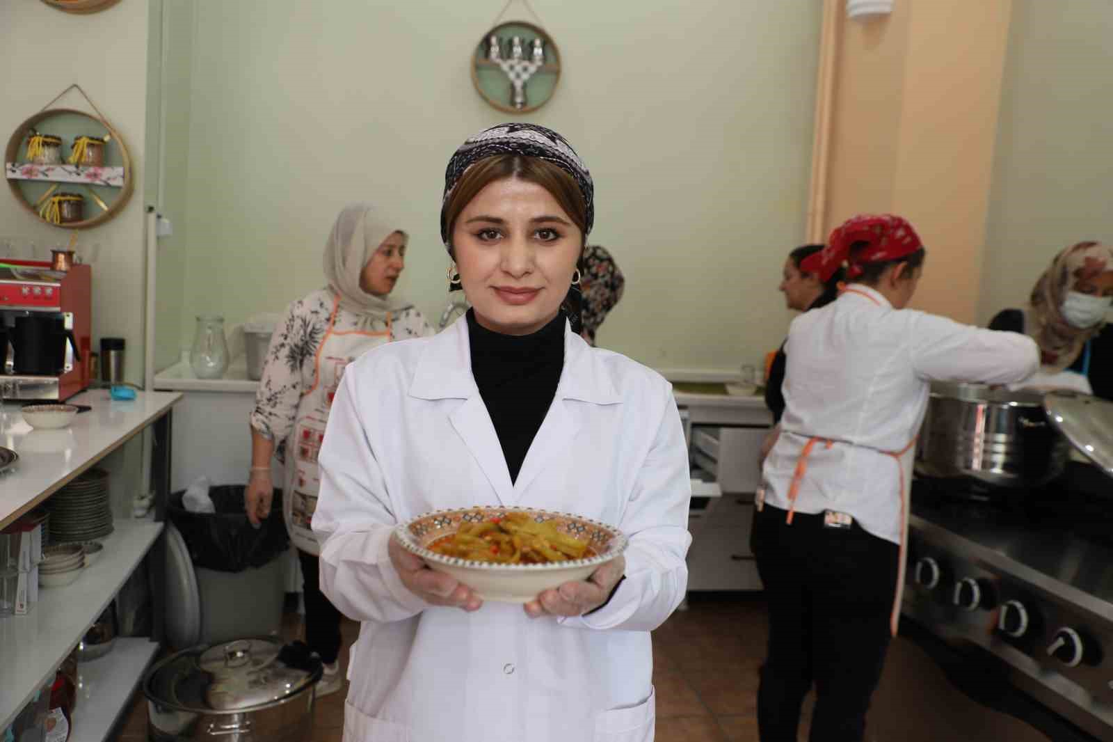 Gastronomi atölyesinde hem yöresel yemekler üretiliyor hem de aşçılar yetiştiriliyor