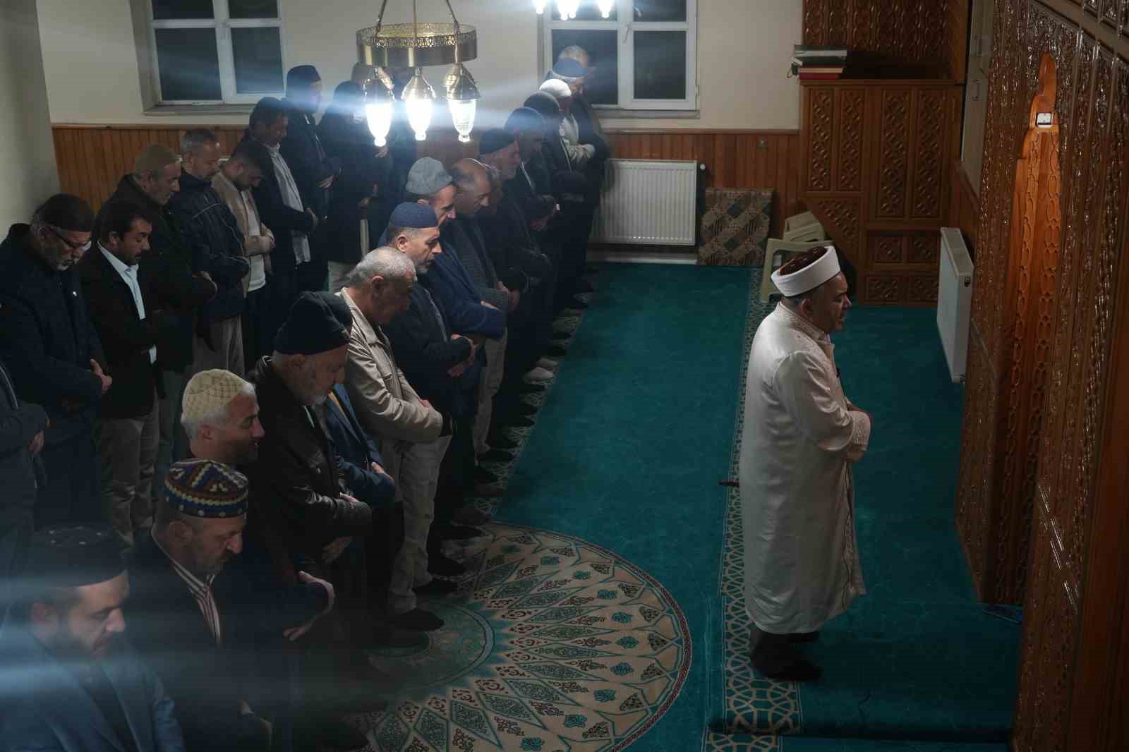 Gazze için camilerde dua edildi