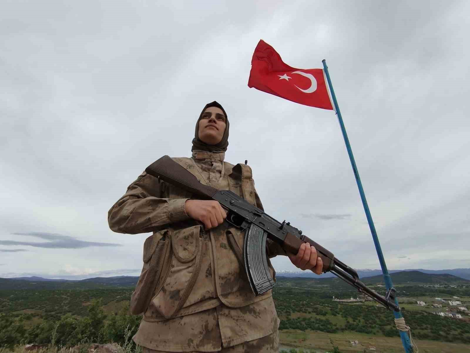 Gündüz çocuklarına bakıyor, akşam vatan için nöbet tutuyor