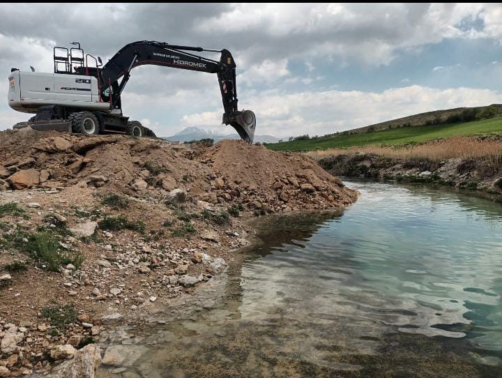 Gürpınar Belediyesi bu kez çiftçiler için kolları sıvadı