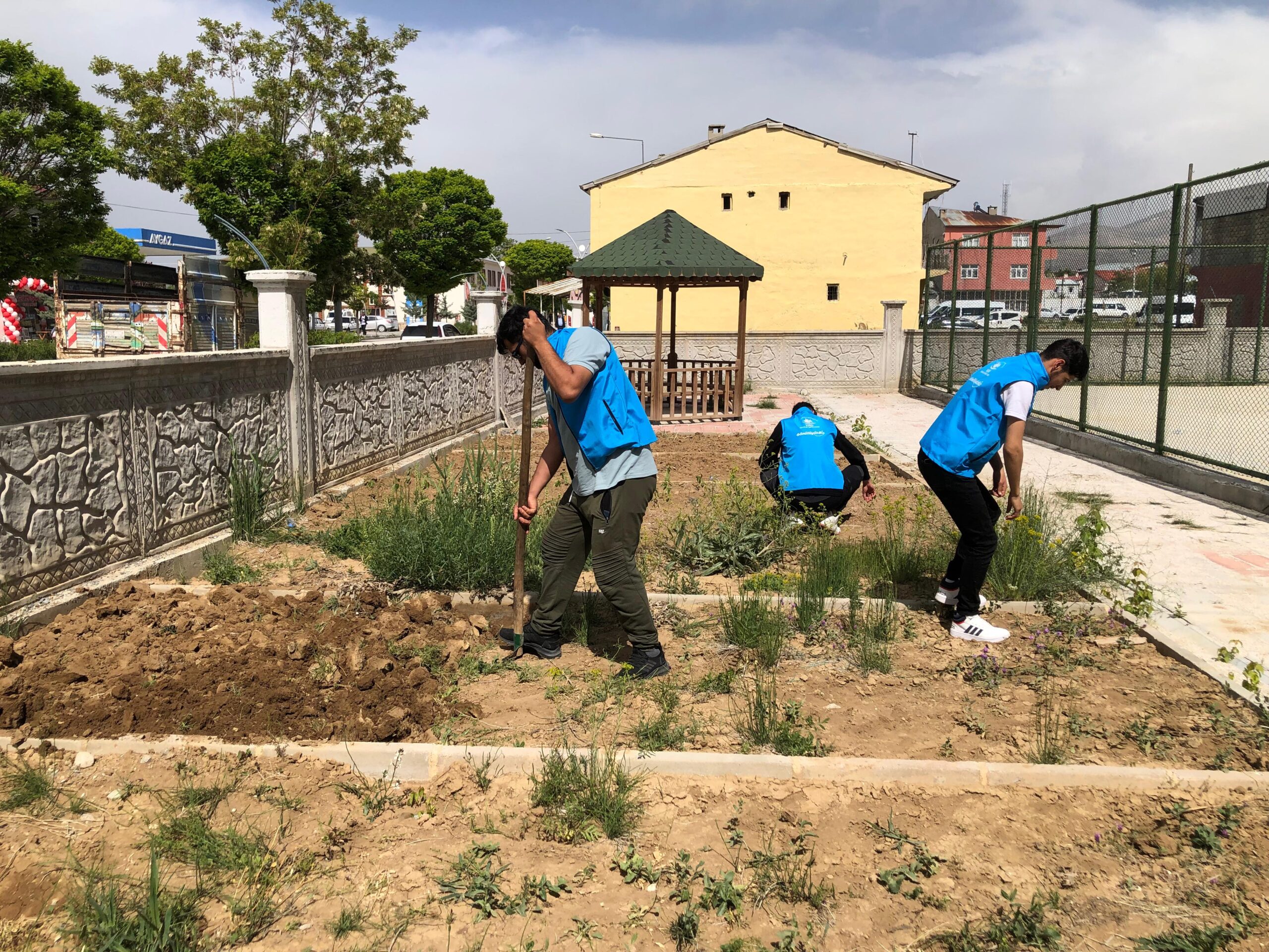 Gürpınar Gençlik Merkezi öğrencilerinden hobi bahçesi!