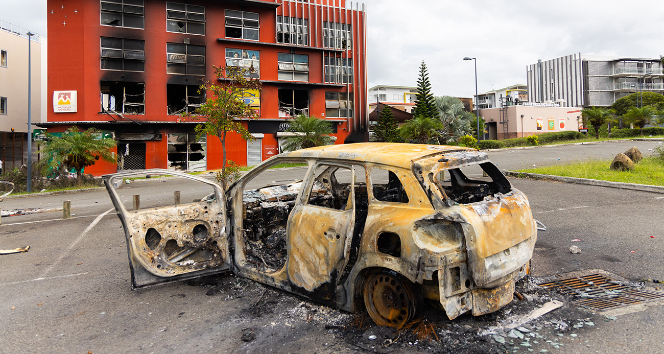 Yeni Kaledonya diken üstünde: Okullar, iş yeri ve 300 araç kundaklandı