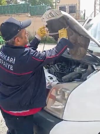 Minibüsün motor kaputuna giren yılanı itfaiye ekipleri çıkardı