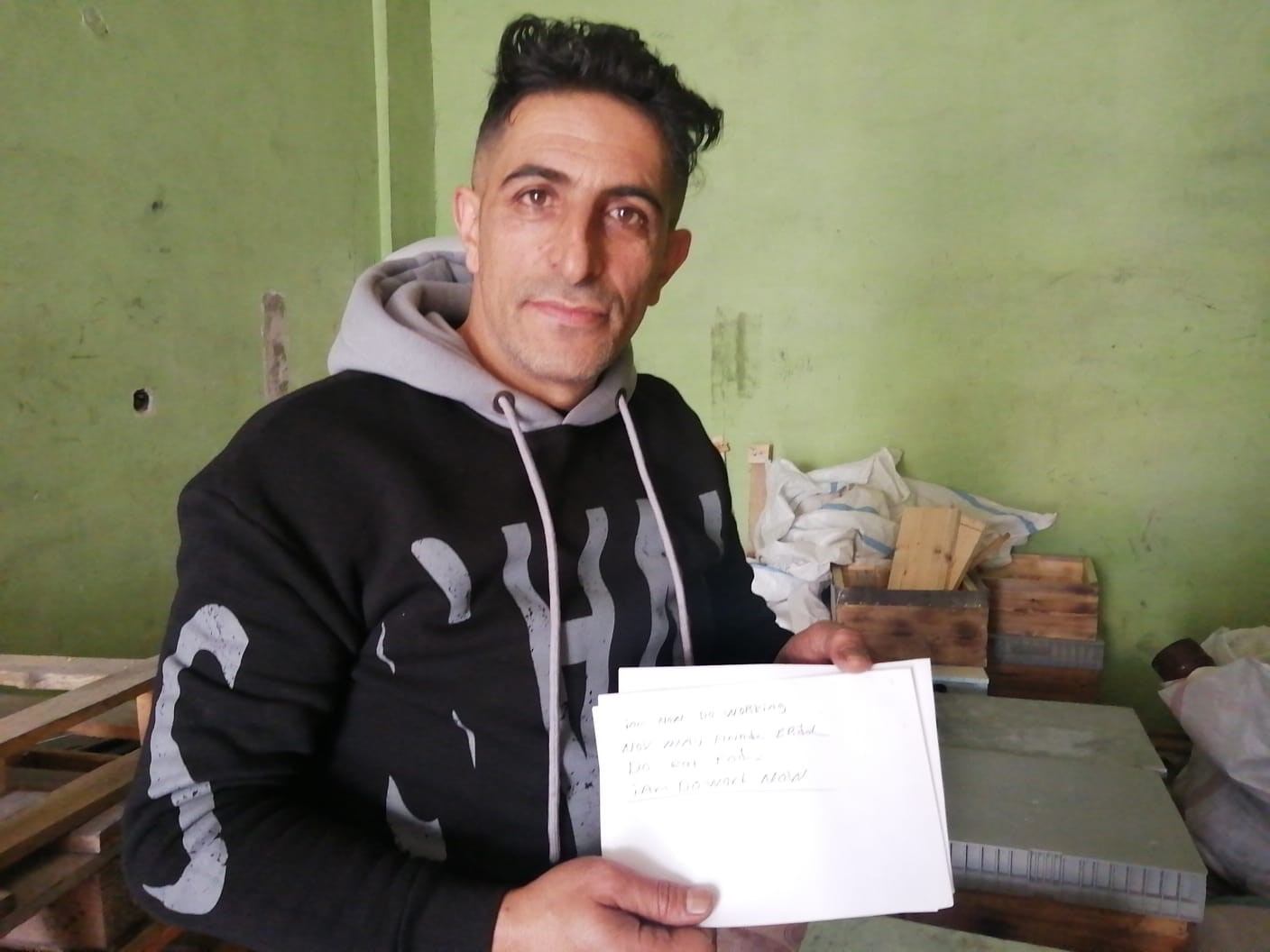 Okulu bırakmasına rağmen İngilizceyi ana dili gibi konuşuyor