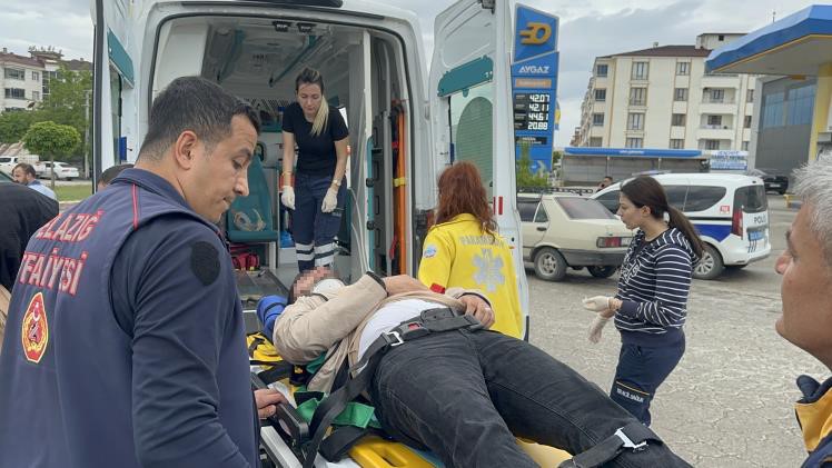 Otomobilde sıkışan sürücünün imdadına  itfaiye yetişti