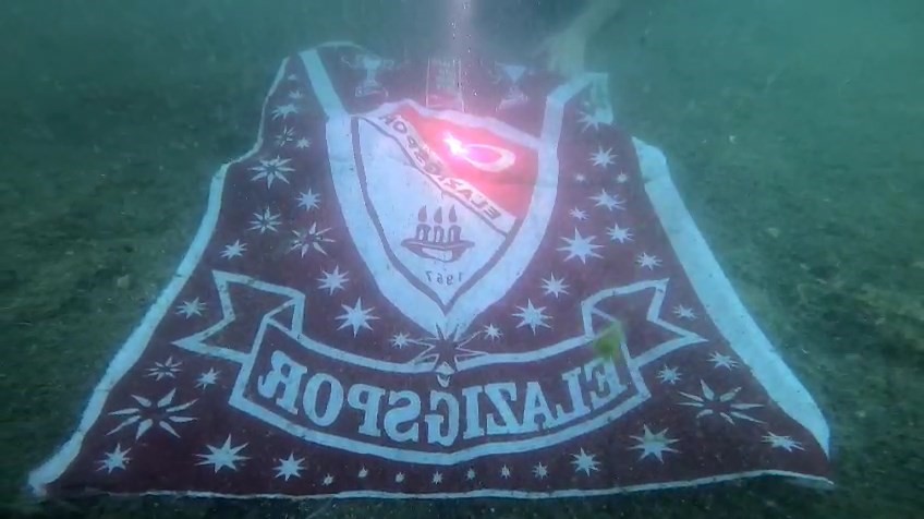 Su altında şampiyonluğu kutladılar