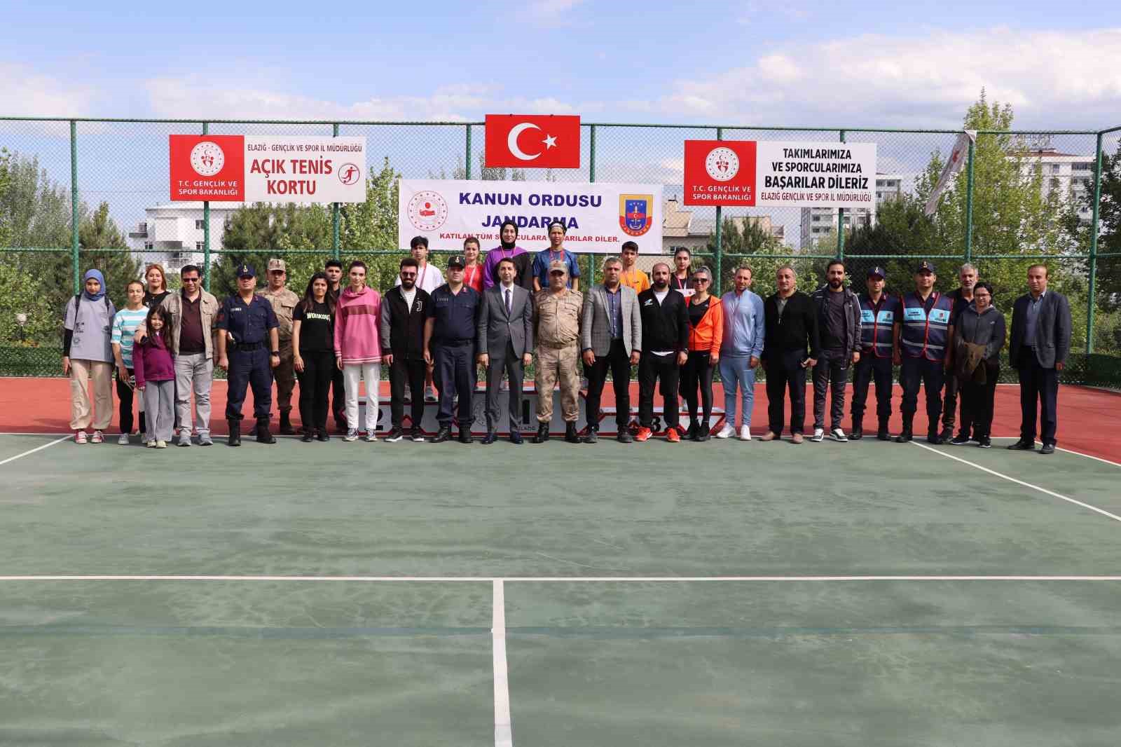 Tenis turnuvasında dereceye  girenler ödüllendirildi