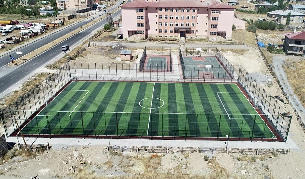 Vali Balcı yapımı süren halı saha inşaatını yerinde inceledi