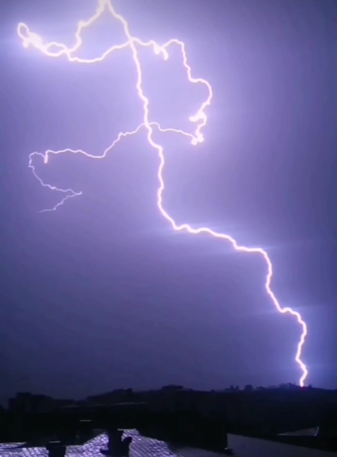 Van’da çakan şimşekler geceyi aydınlattı