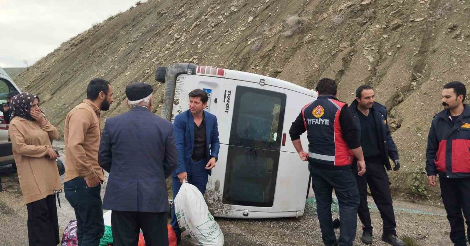Van’da minibüs kaza yaptı: 3 kişi yaralandı