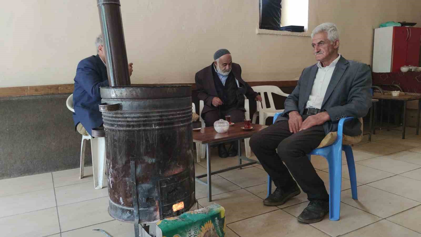 Van’ın Bahçesaray ilçesinde hâlâ  sobalar yanıyor