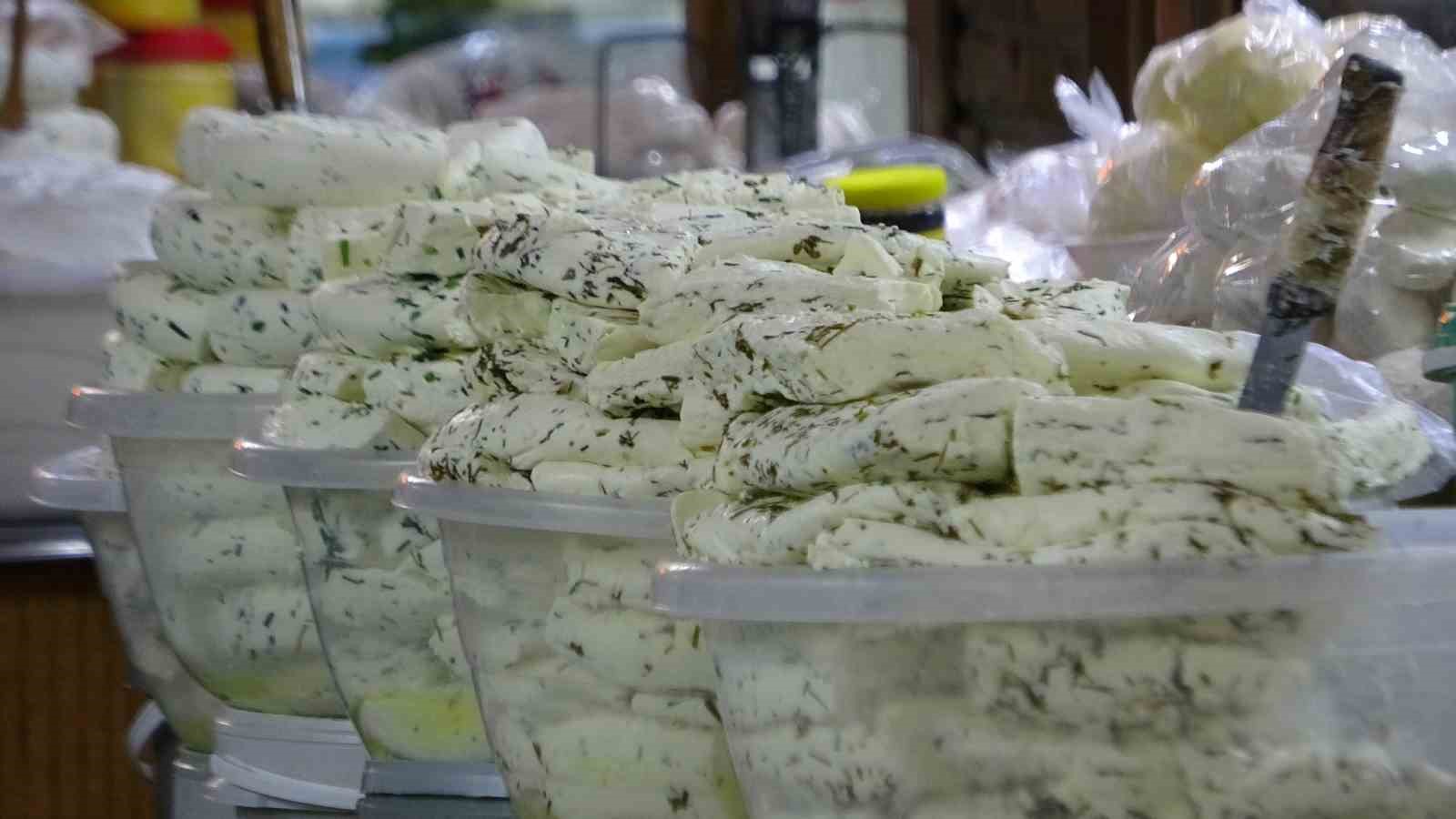 Van’ın yeni sezon taze otlu peyniri satışa sunuldu