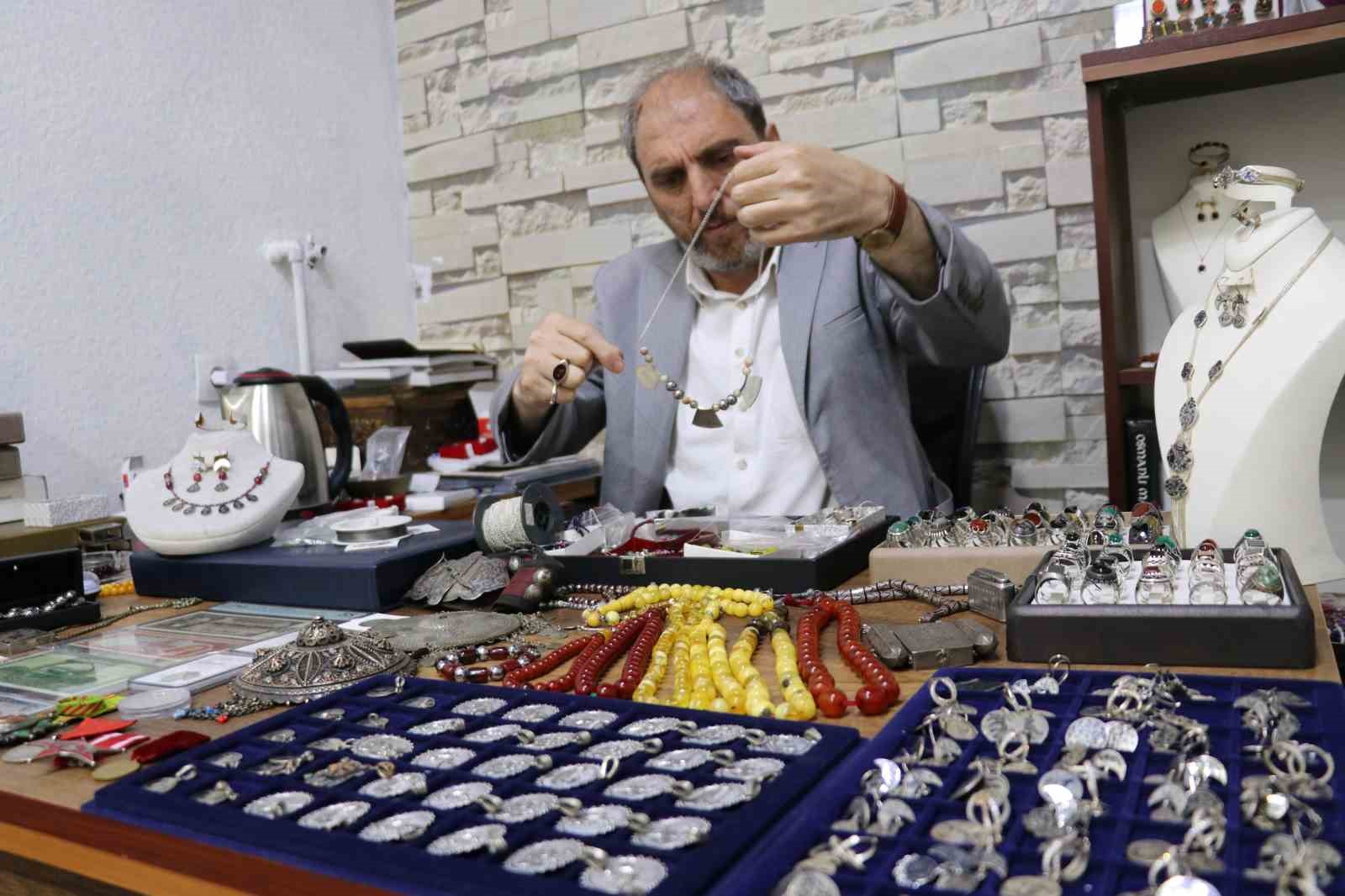 Vanlı esnaf köylerden topladığı antika eşyaları satıyor