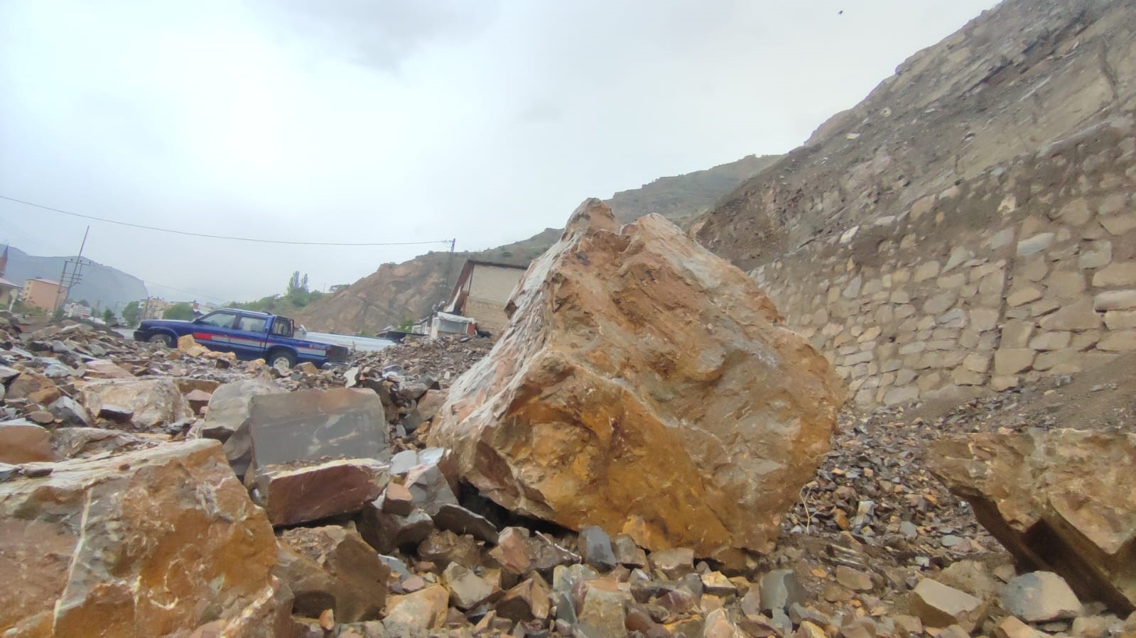 Yağışlı hava heyelana neden oldu