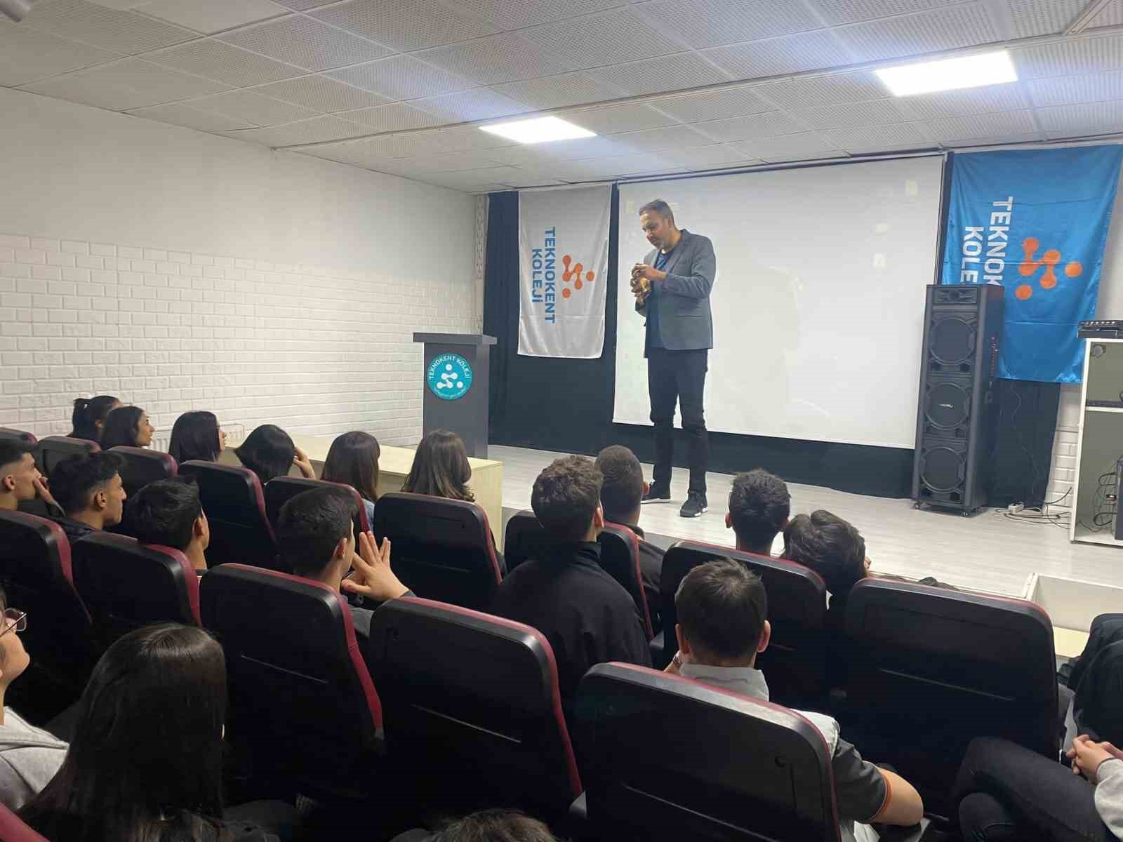 Yazar Hakan Pütün’den “Canınız Cennete” isimli şiir ve söyleşi programı