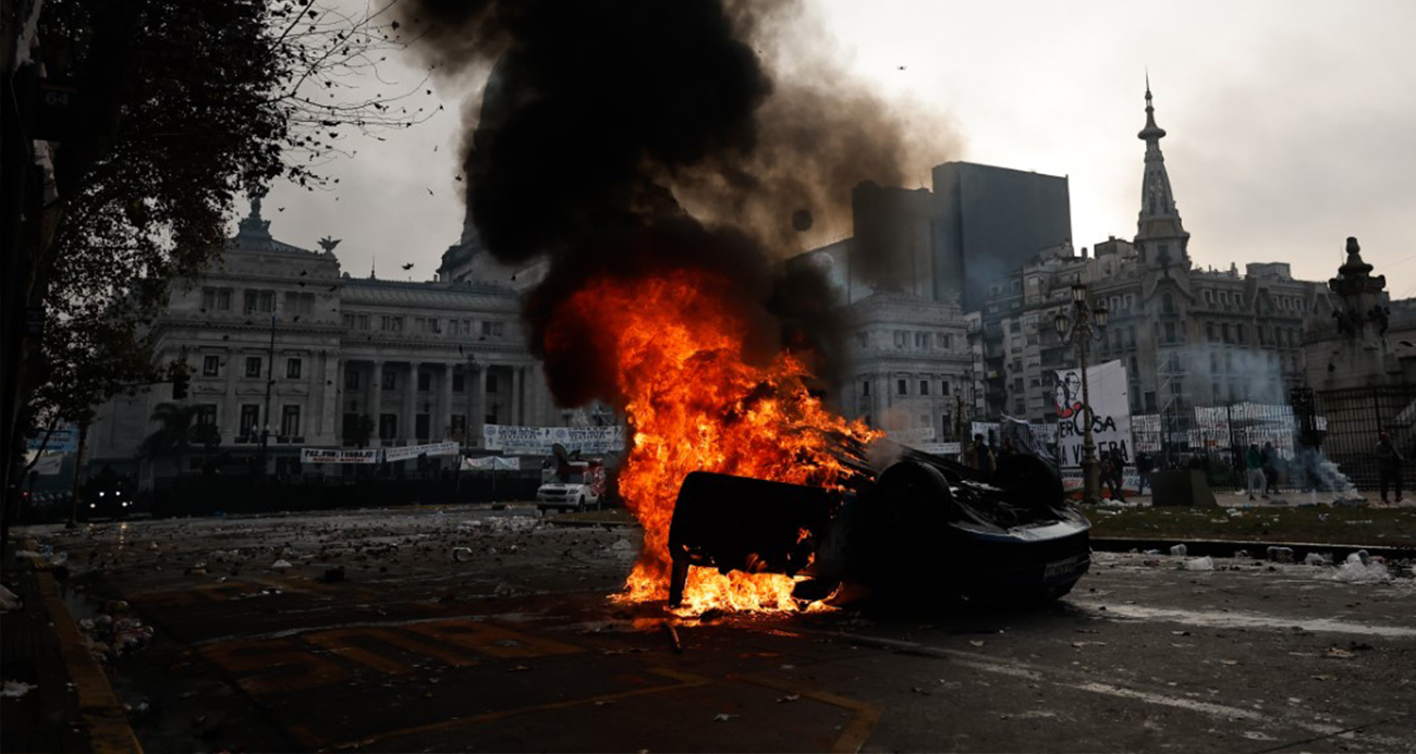 Arjantin’de sokaklar savaş alanına döndü